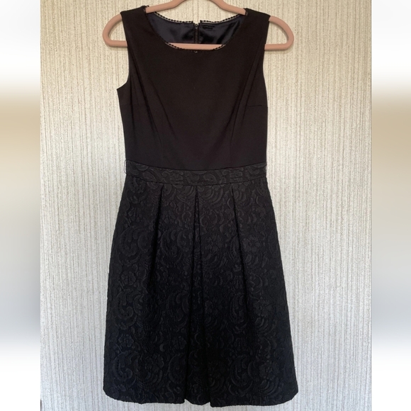 Elie Tahari Dresses & Skirts - Elie Tahari Size 6 Black Lace Dress